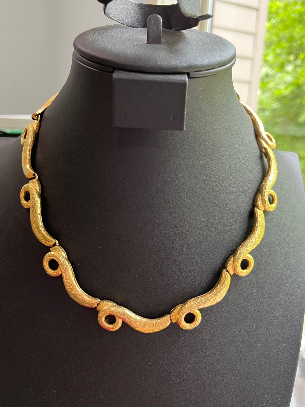 Gorgeous gold tone costume jewelry collar necklace approximately 18 inches